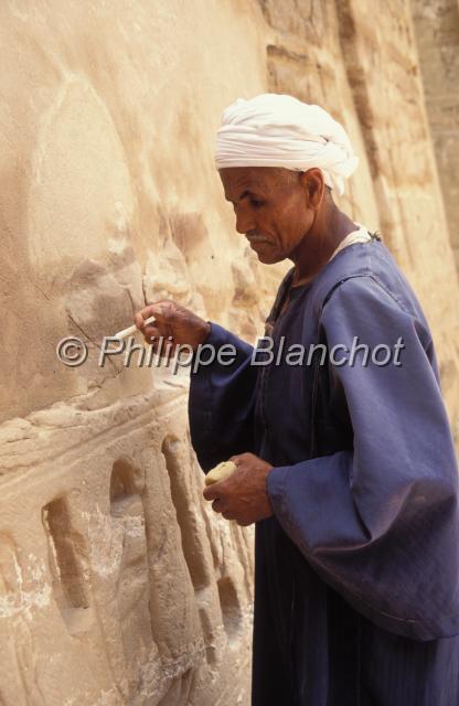 egypte 08.JPG - Restauration du temple, traitement de la pierreLouxor, Egypte